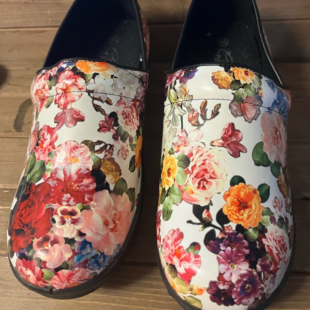 Comfort trendz women's flower design clogs size 9 (62)